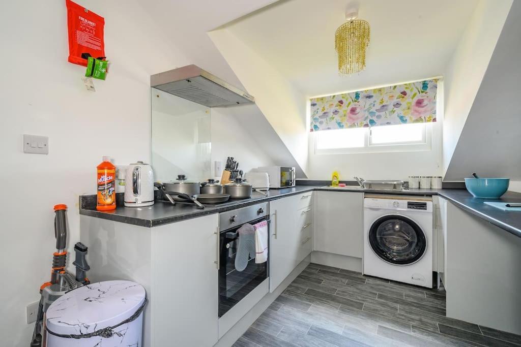 Apartment -3f421- For Your Relaxed, Cosy Stay, Free Parking Batley