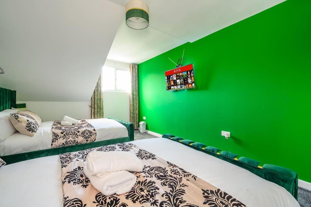 Apartment -3f421- For Your Relaxed, Cosy Stay, Free Parking Batley